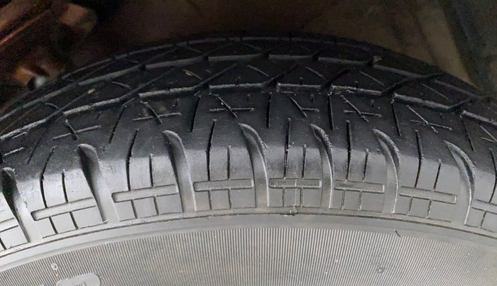 2010 Maruti Swift LXI, Petrol, Manual, 79,445 km, Right Front Tyre Tread