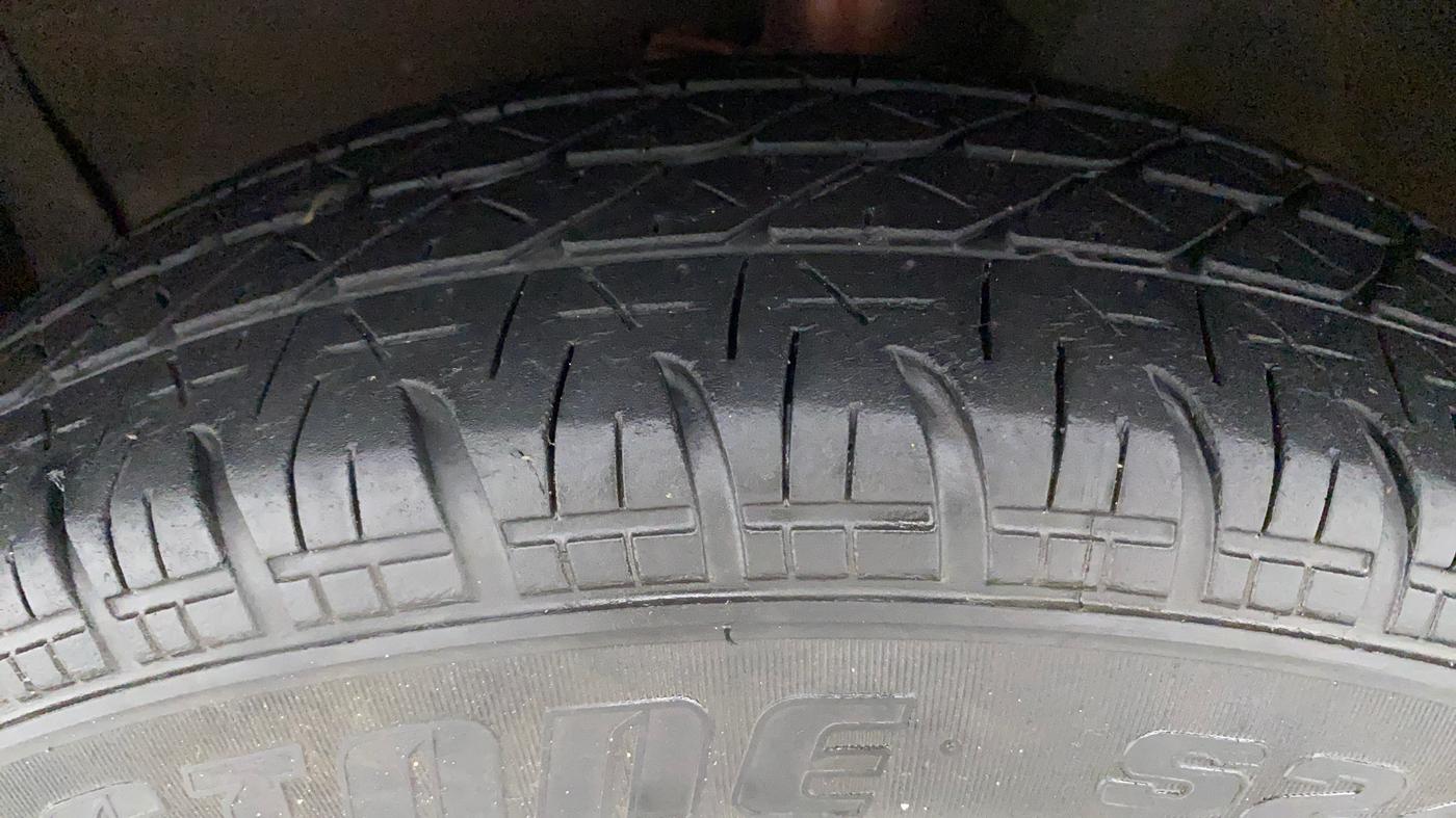2010 Maruti Swift LXI, Petrol, Manual, 79,445 km, Left Front Tyre Tread