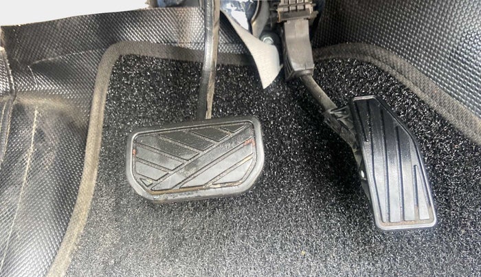 2022 Maruti Swift ZXI PLUS AMT DUAL TONE, Petrol, Automatic, 14,999 km, Pedals