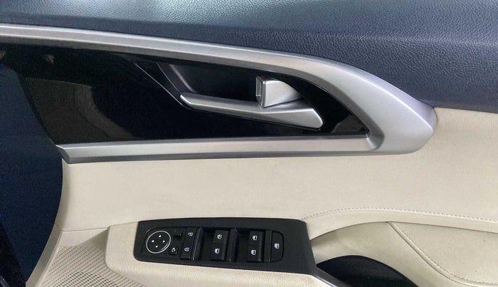 2022 KIA CARENS LUXURY 1.4 PETROL 7 STR, Petrol, Manual, 11,834 km, Driver Side Door Panels Control