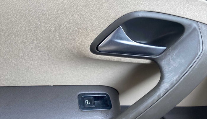 2013 Volkswagen Vento HIGHLINE DIESEL 1.6, Diesel, Manual, 83,708 km, Left front window switch / handle - Power window makes minor noise