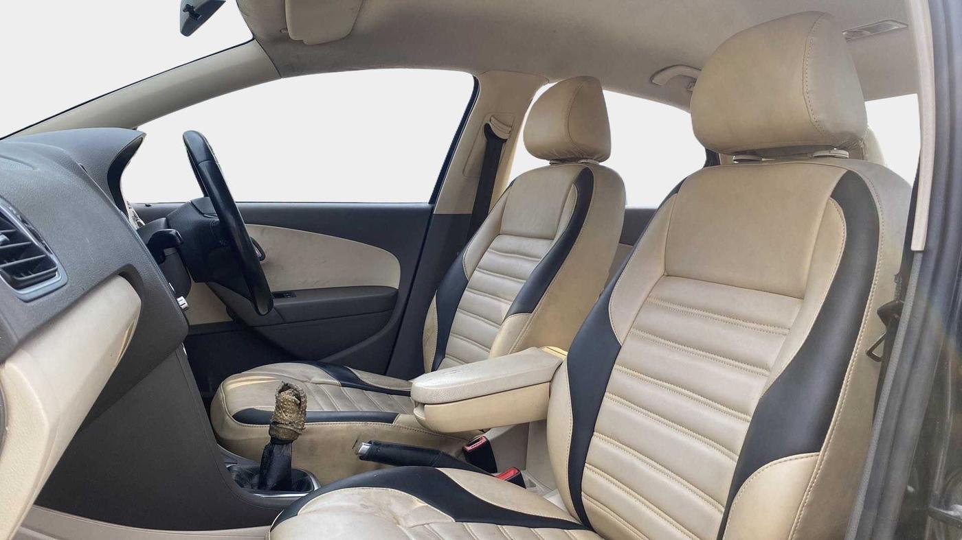 2013 Volkswagen Vento HIGHLINE DIESEL 1.6, Diesel, Manual, 83,708 km, Right Side Front Door Cabin