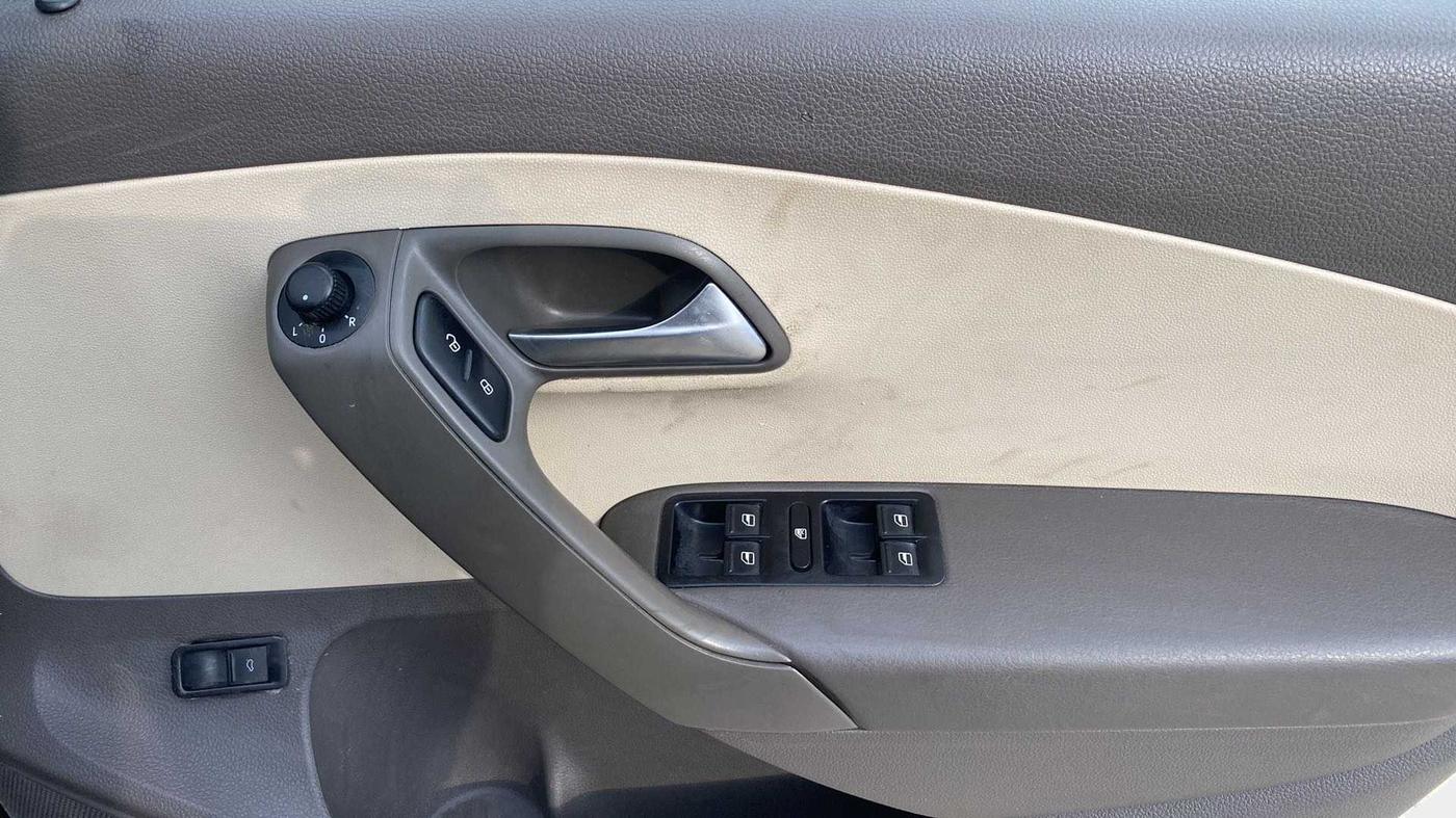2013 Volkswagen Vento HIGHLINE DIESEL 1.6, Diesel, Manual, 83,708 km, Driver Side Door Panels Control