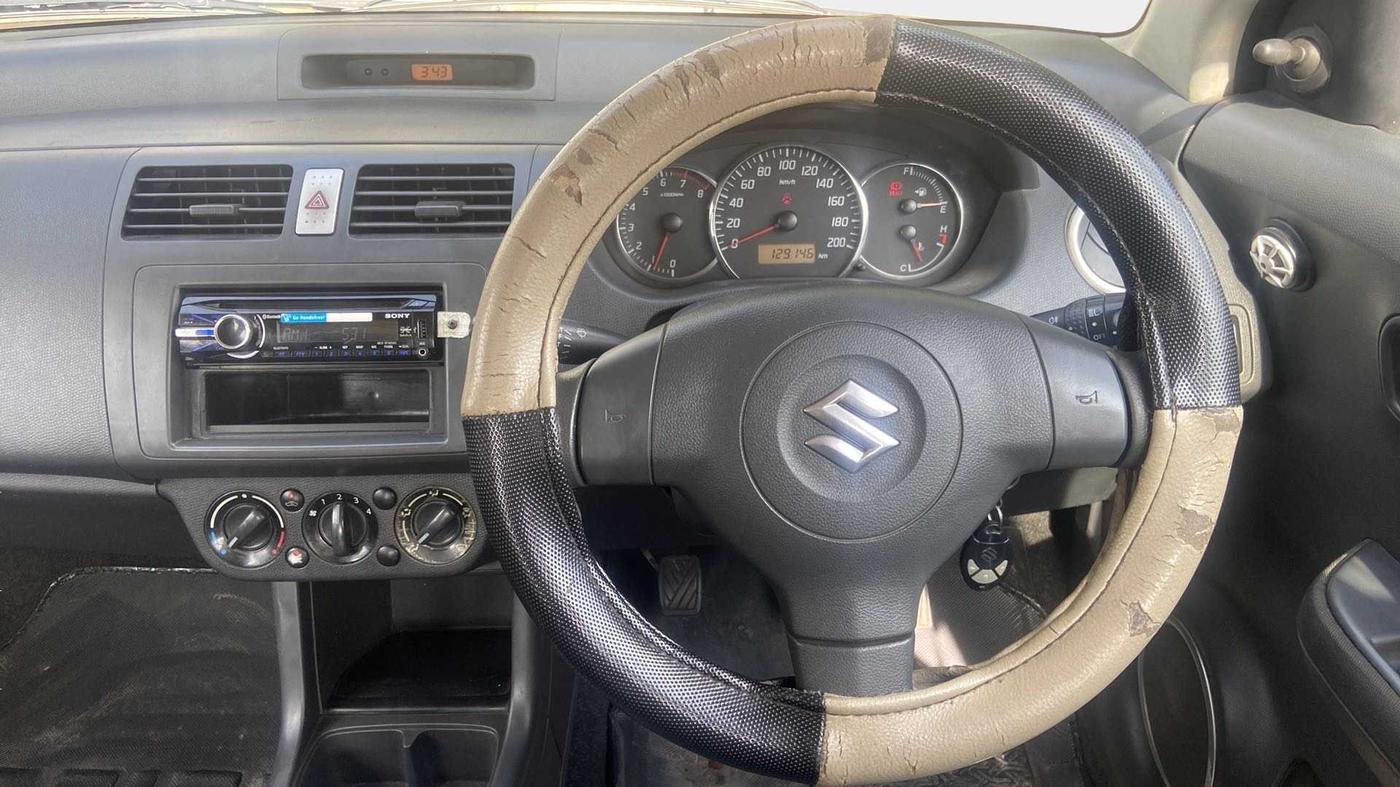 2010 Maruti Swift VXI, Petrol, Manual, 1,29,179 km, Steering Wheel Close Up