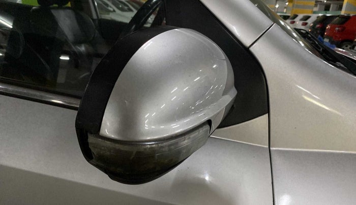 2017 Mahindra XUV500 W10, Diesel, Manual, 83,480 km, Right rear-view mirror - Indicator light has minor damage