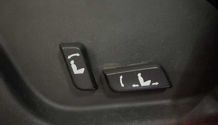 2017 Mahindra XUV500 W10, Diesel, Manual, 83,480 km, Driver Side Adjustment Panel