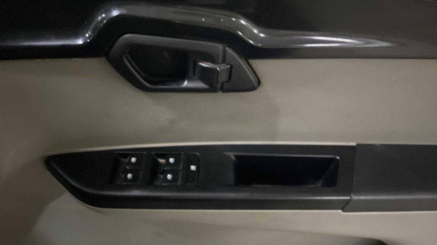 2016 Mahindra Kuv100 K4 D 6 STR, Diesel, Manual, 91,763 km, Driver Side Door Panels Control