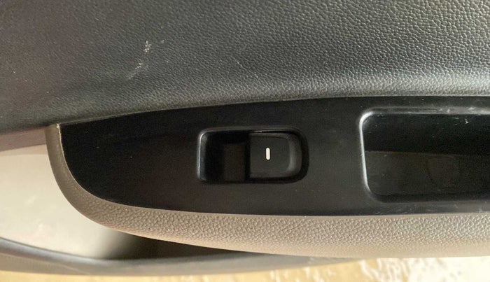 2018 Hyundai Grand i10 MAGNA 1.2 KAPPA VTVT, Petrol, Manual, 15,561 km, Right rear window switch / handle - Switch/handle not functional