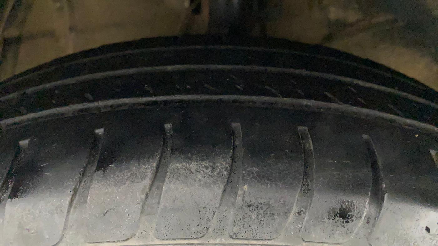 2018 Maruti Swift VXI, Petrol, Manual, 35,200 km, Right Front Tyre Tread