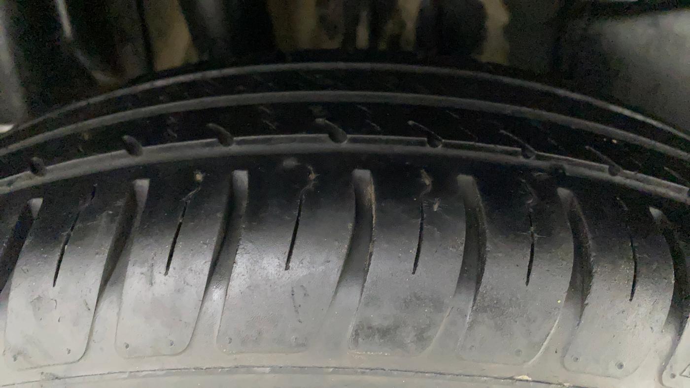 2018 Maruti Swift VXI, Petrol, Manual, 35,200 km, Right Rear Tyre Tread