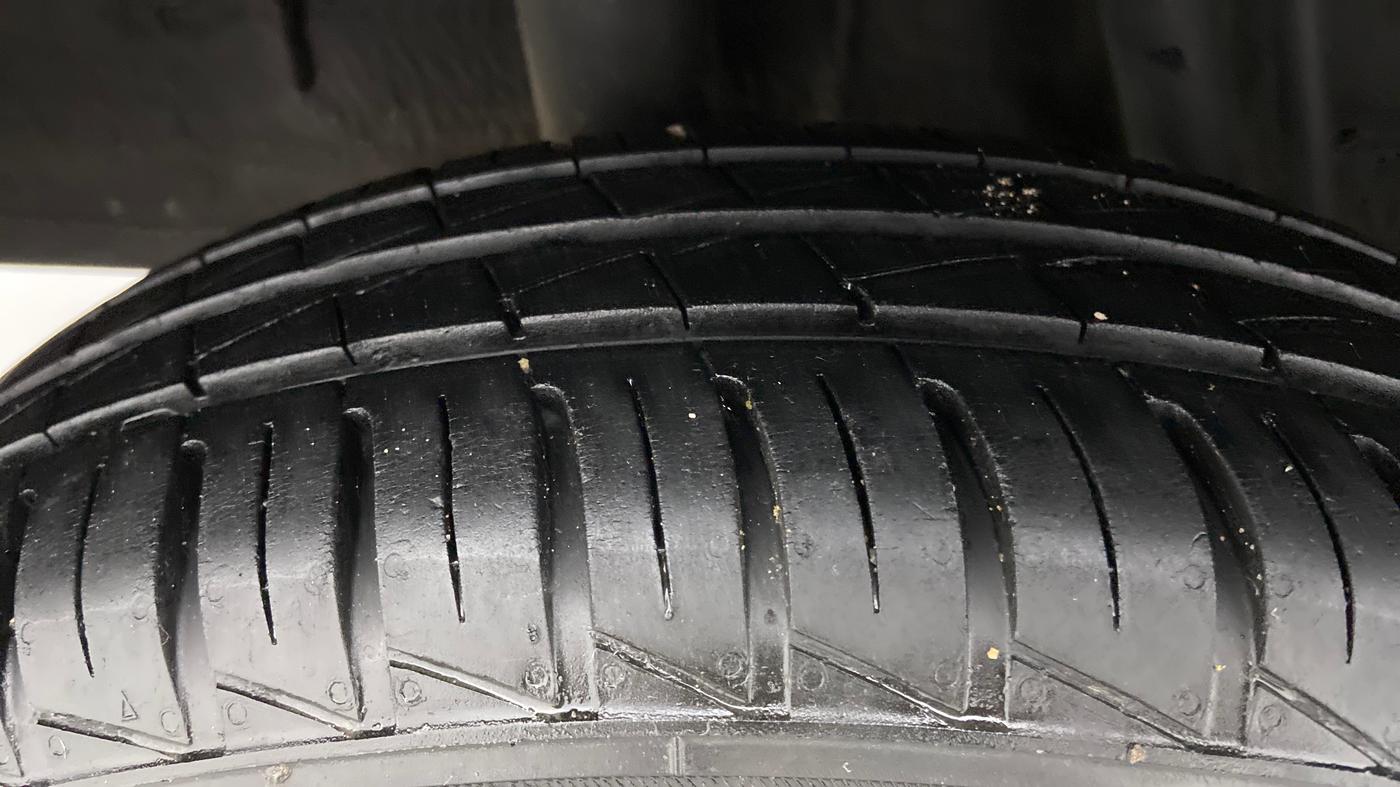 2021 Renault Kwid 1.0 RXT Opt, Petrol, Manual, 23,200 km, Right Rear Tyre Tread