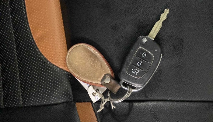 2021 Hyundai VENUE S 1.2, Petrol, Manual, 32,868 km, Key Close Up