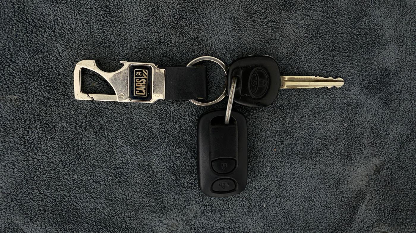 2012 Toyota Etios G, Petrol, Manual, 1,02,392 km, Key Close Up