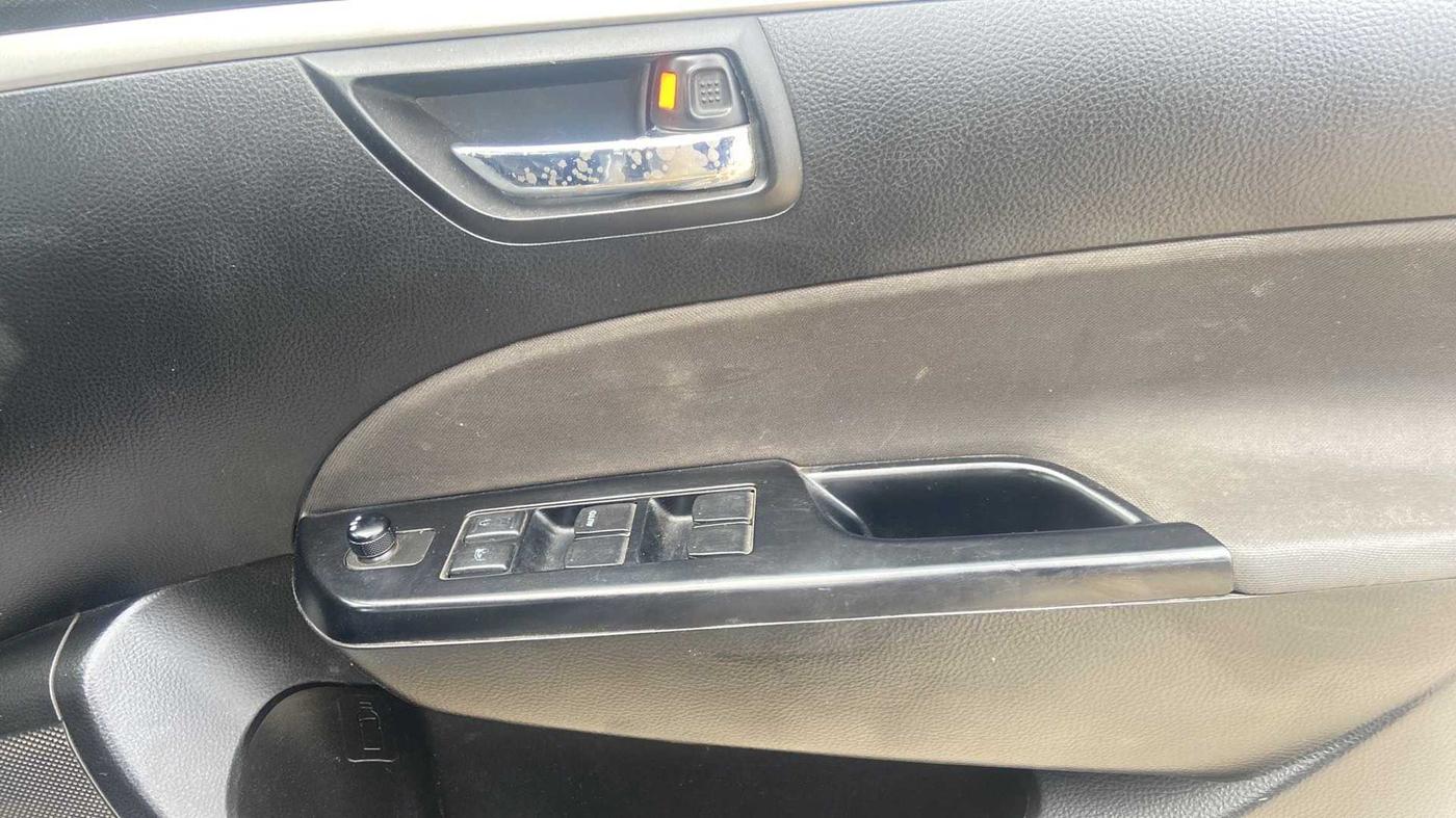 2012 Maruti Swift VXI, Petrol, Manual, 1,12,795 km, Driver Side Door Panels Control