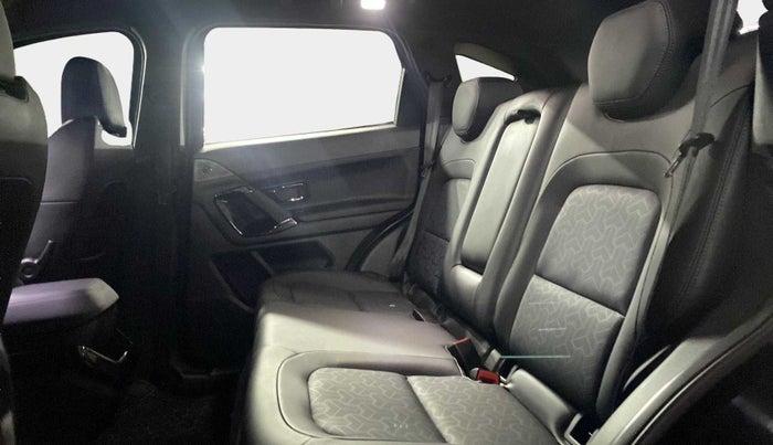2022 Tata Harrier XZA SUNROOF 2.0L DARK EDITION, Diesel, Automatic, 15,757 km, Right Side Rear Door Cabin