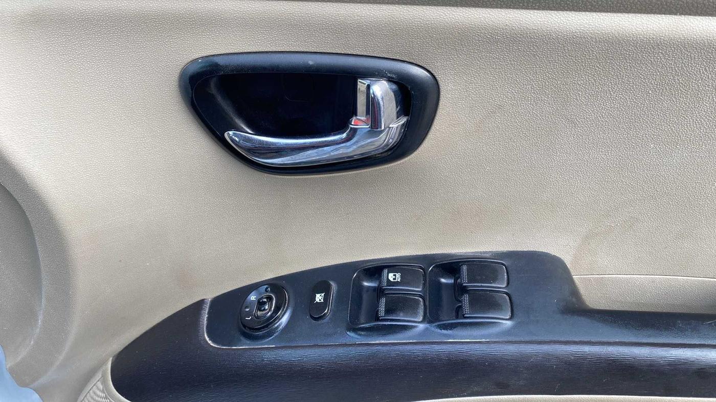2010 Hyundai i10 SPORTZ 1.2, Petrol, Manual, 28,036 km, Driver Side Door Panels Control