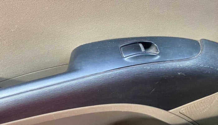 2010 Hyundai i10 SPORTZ 1.2, Petrol, Manual, 28,036 km, Left rear window switch / handle - Switch/handle not functional