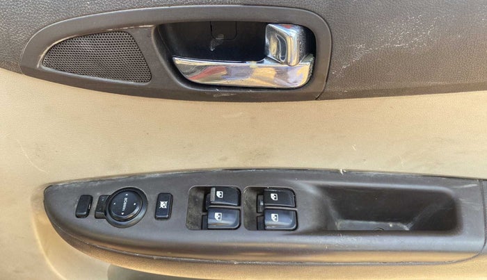 2011 Hyundai i20 SPORTZ 1.2, Petrol, Manual, 71,790 km, Driver Side Door Panels Control