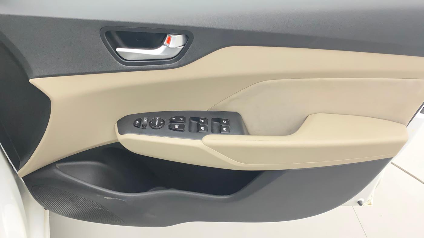 2018 Hyundai Verna 1.6 CRDI SX + AT, Diesel, Automatic, 62,553 km, Driver Side Door Panels Control