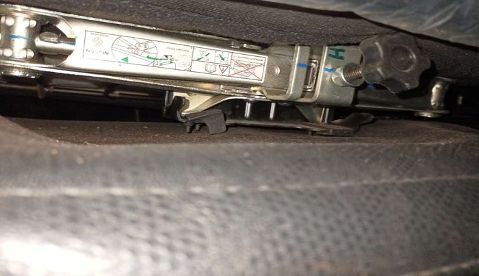 2021 Renault TRIBER RXZ AMT, Petrol, Automatic, 10,795 km, Dicky (Boot door) - Tool missing