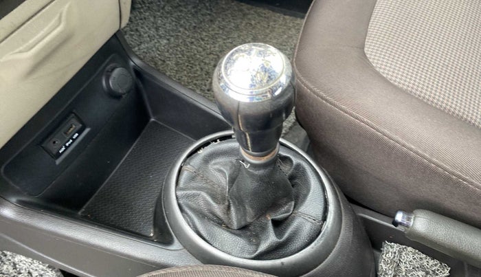 2014 Hyundai i20 SPORTZ 1.2, Petrol, Manual, 57,875 km, Gear lever - Knob cover torn