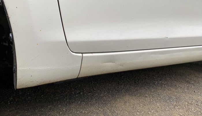 2015 Maruti Swift VXI, Petrol, Manual, 88,933 km, Left running board - Minor scratches