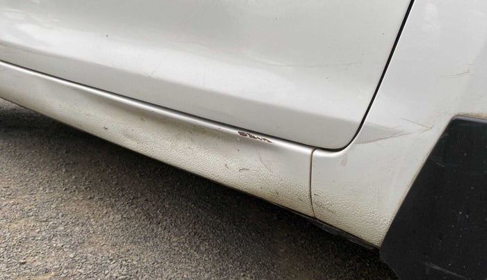 2015 Maruti Swift VXI, Petrol, Manual, 88,933 km, Right running board - Slightly dented