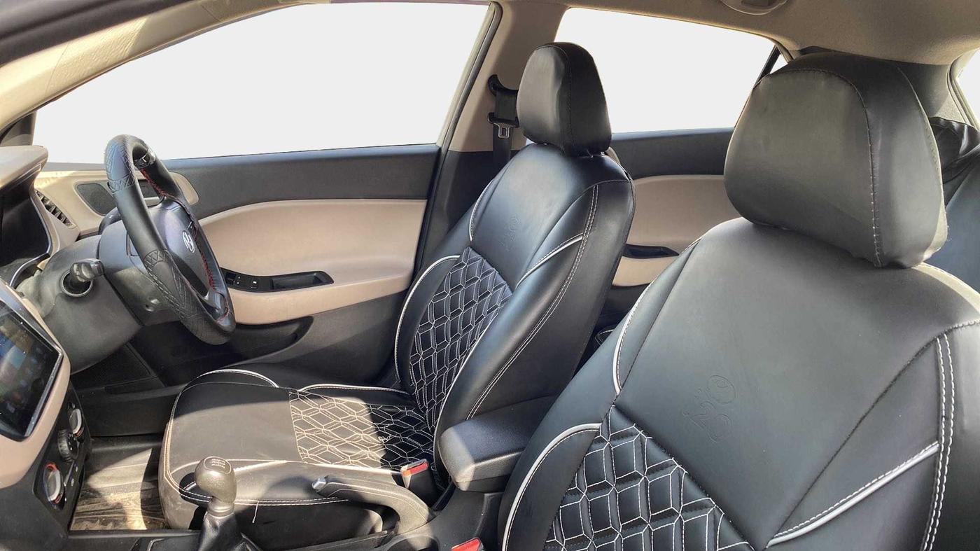 2018 Hyundai Elite i20 MAGNA EXECUTIVE 1.2, CNG, Manual, 89,999 km, Right Side Front Door Cabin