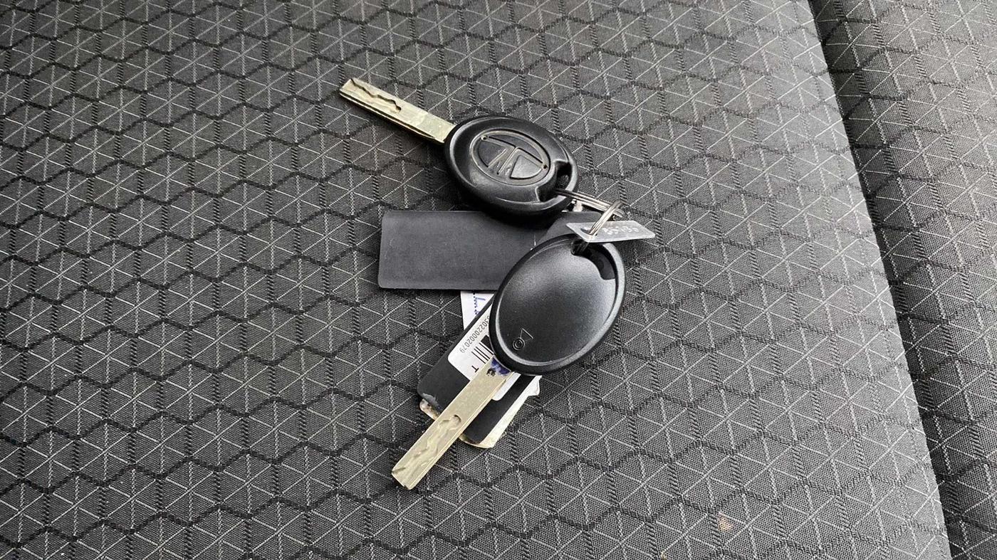 2020 Tata ALTROZ XE PETROL, Petrol, Manual, 42,267 km, Key Close Up
