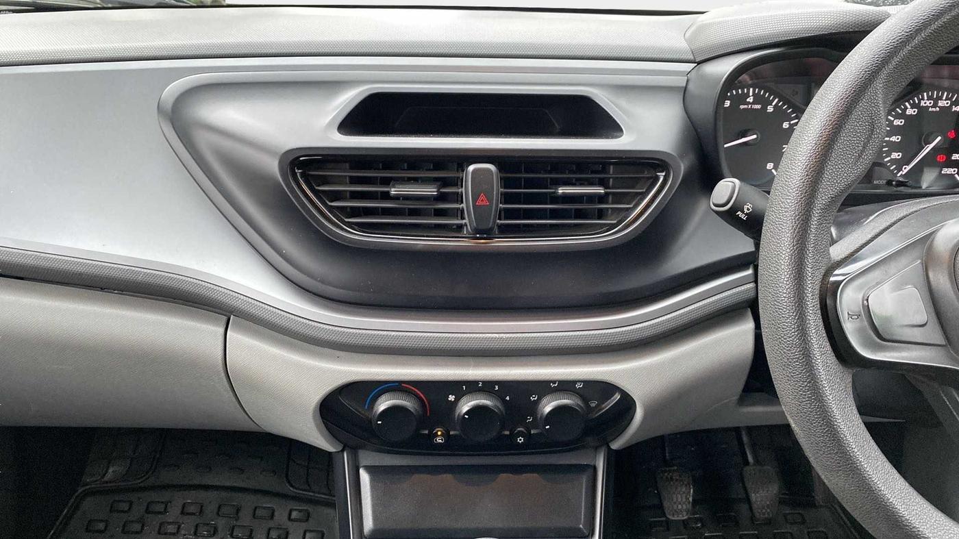 2020 Tata ALTROZ XE PETROL, Petrol, Manual, 42,267 km, Infotainment System