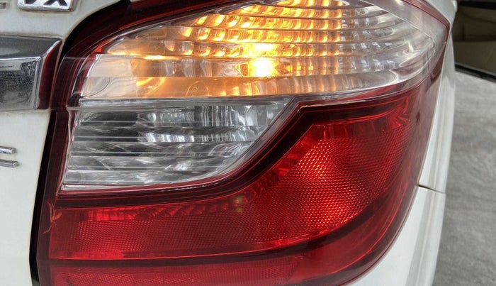 2017 Honda Amaze 1.2L I-VTEC VX AT, Petrol, Automatic, 41,214 km, Right tail light - Minor damage