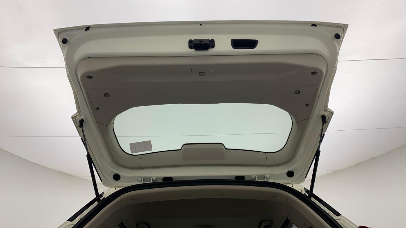 2022 Mahindra XUV300 W6 1.2 PETROL AMT, Petrol, Automatic, 16,034 km, Boot Door Open