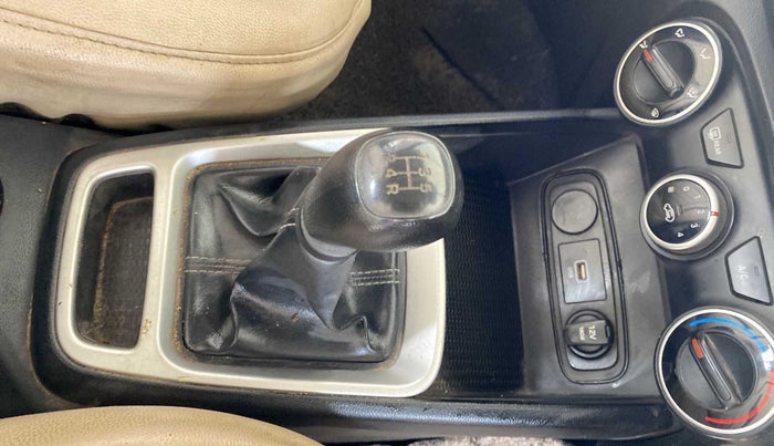 2020 Hyundai VENUE S 1.2, Petrol, Manual, 32,655 km, Gear lever - Boot Cover minor damage