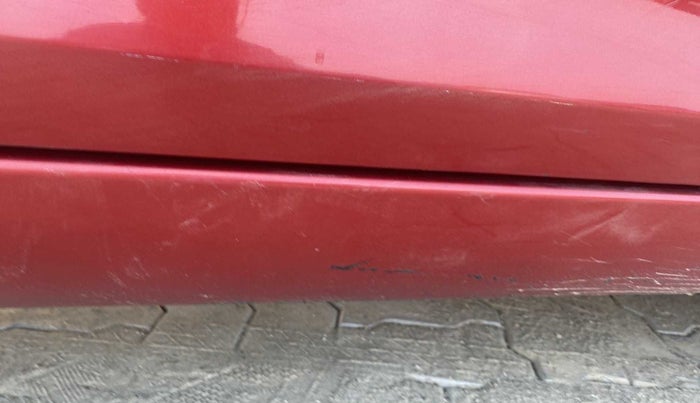 2014 Maruti Swift VXI, Petrol, Manual, 43,662 km, Right running board - Minor scratches