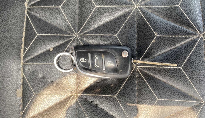 2014 Maruti Swift VXI, Petrol, Manual, 89,062 km, Key Close Up