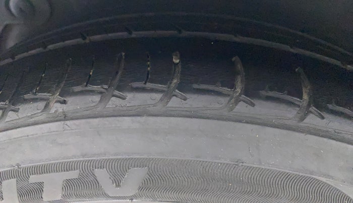 2014 Hyundai Verna FLUIDIC 1.6 CRDI SX, Diesel, Manual, 70,484 km, Right Rear Tyre Tread