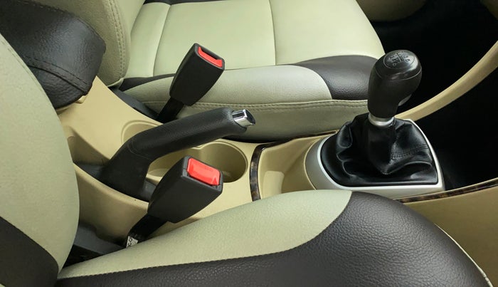 2014 Hyundai Verna FLUIDIC 1.6 CRDI SX, Diesel, Manual, 70,484 km, Gear Lever