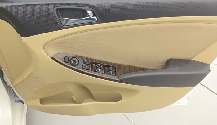 2014 Hyundai Verna FLUIDIC 1.6 CRDI SX, Diesel, Manual, 70,484 km, Driver Side Door Panels Control