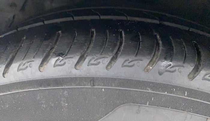 2014 Hyundai Verna FLUIDIC 1.6 CRDI SX, Diesel, Manual, 70,484 km, Left Front Tyre Tread