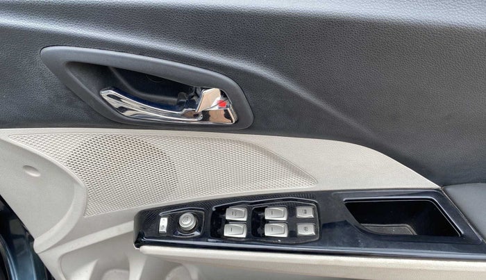 2022 Mahindra XUV300 W8 (O) 1.2 PETROL, Petrol, Manual, 15,039 km, Driver Side Door Panels Control