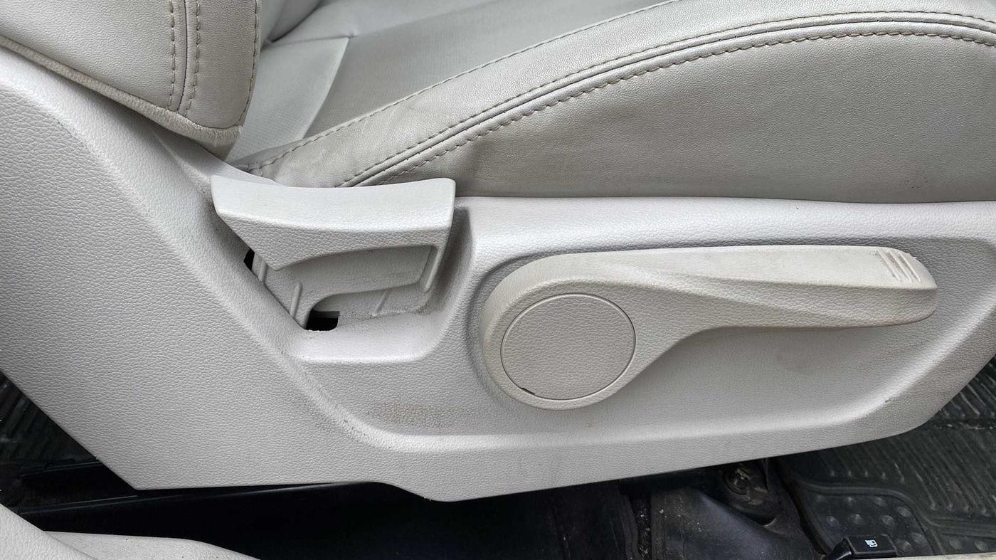 2022 Mahindra XUV300 W8 (O) 1.2 PETROL, Petrol, Manual, 15,039 km, Driver Side Adjustment Panel