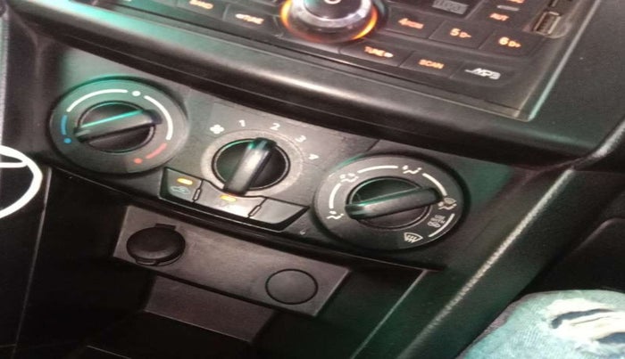 2012 Maruti Swift VXI, Petrol, Manual, 90,006 km, AC Unit - Front vent has minor damage