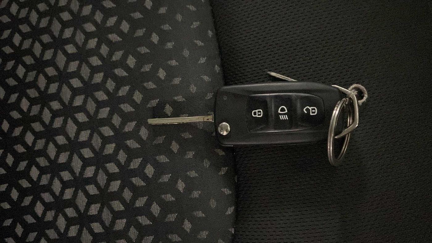 2018 Tata NEXON XM PETROL, Petrol, Manual, 27,693 km, Key Close Up