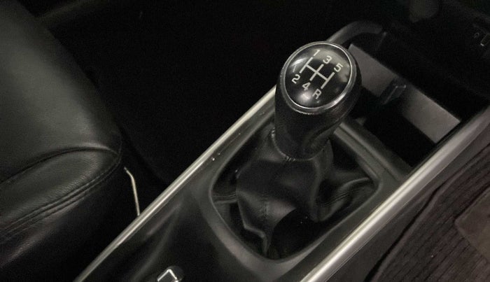 2018 Maruti Baleno ALPHA PETROL 1.2, Petrol, Manual, 24,799 km, Gear lever - Boot cover slightly torn