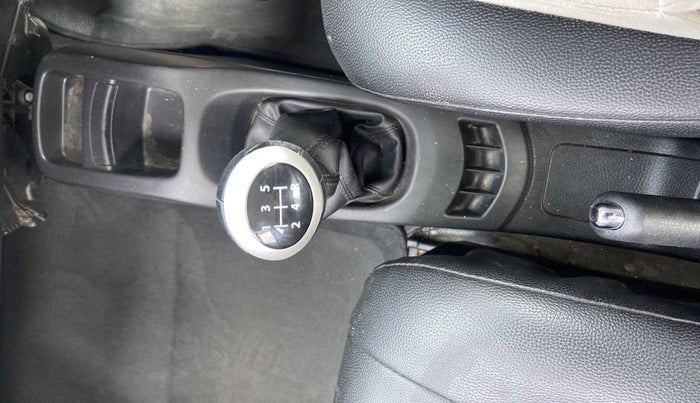 2016 Maruti Wagon R 1.0 VXI, Petrol, Manual, 39,750 km, Gear lever - Knob cover torn