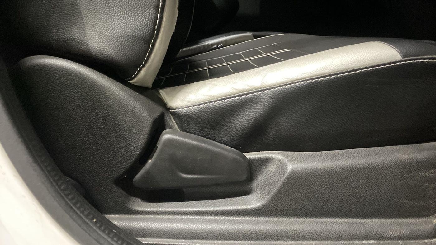 2017 Renault Kwid RXT 1.0 AMT (O), Petrol, Automatic, 27,077 km, Driver Side Adjustment Panel