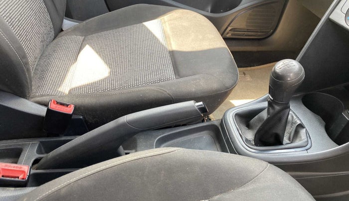 2016 Volkswagen Polo COMFORTLINE 1.2L, Petrol, Manual, 86,211 km, Gear Lever