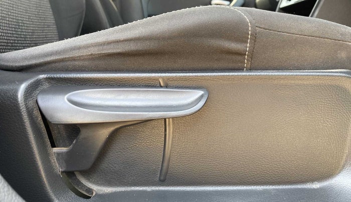 2016 Volkswagen Polo COMFORTLINE 1.2L, Petrol, Manual, 86,211 km, Driver Side Adjustment Panel