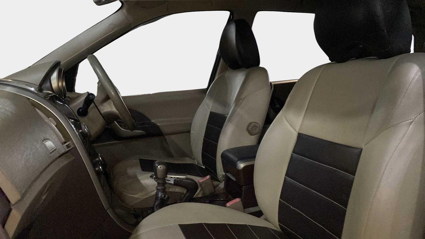2015 Mahindra XUV500 W6, Diesel, Manual, 99,895 km, Right Side Front Door Cabin