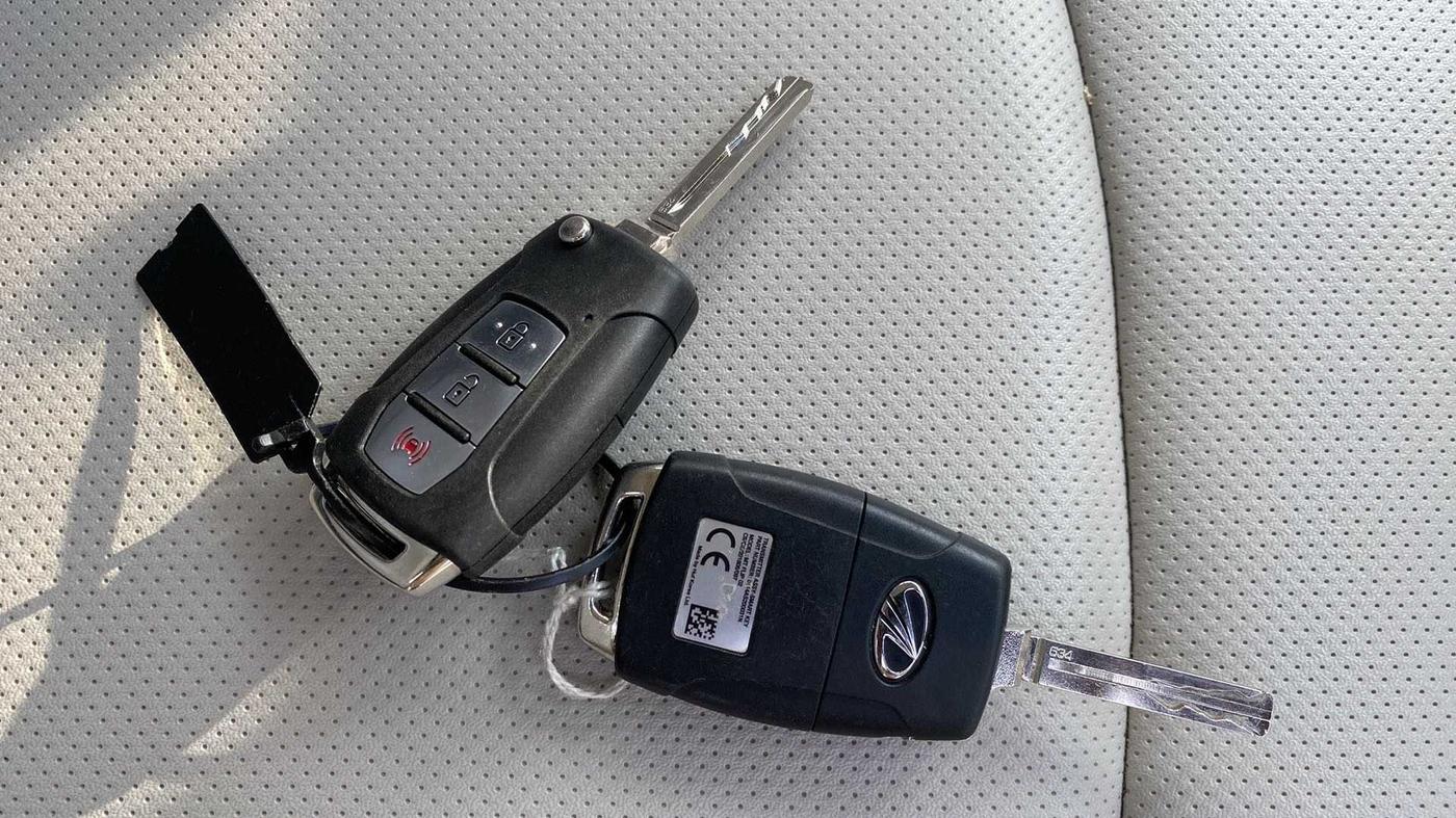2021 Mahindra XUV300 W8 (O) 1.2 PETROL, Petrol, Manual, 38,036 km, Key Close Up